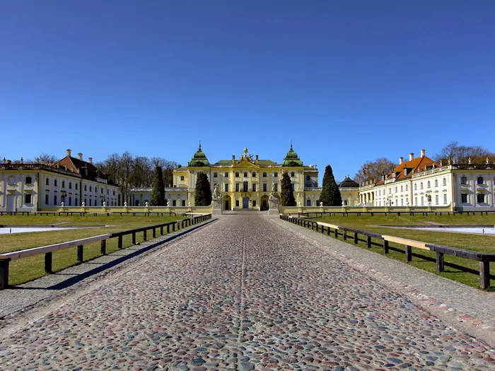 Podziemny tunel, włoskie aktorki i słynny ród. "Wersal Podlasia" nadal olśniewa dawnym przepychem