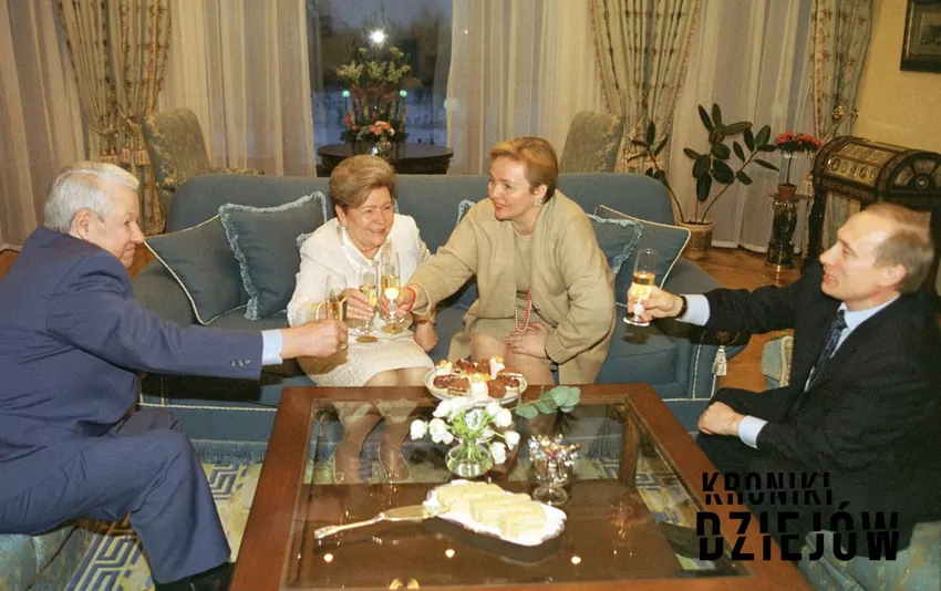 Władimir Putin i Borys Jelcyn wraz z małżonkami podczas 71. urodzin Jelcyna (2002)