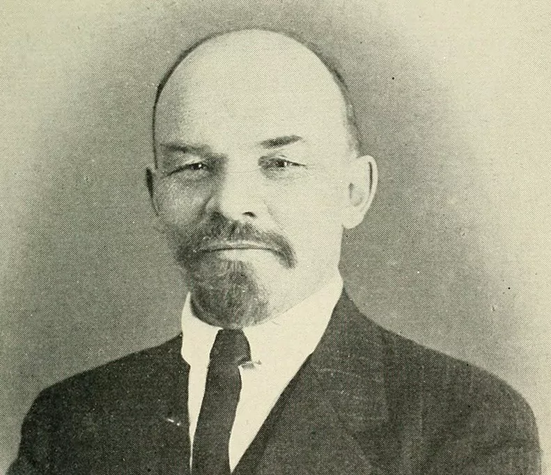 Rewolucja październikowa w Rosji, czyli przebieg, skutki oraz przyczyny wybuch w 1917 r. - fot. domena publiczna Rewolucja Październikowa pozwoliła komunistom, w tym Włodzimierzowi Leninowi, przejąć władzę - Lenin na fotografi z 1916 r.