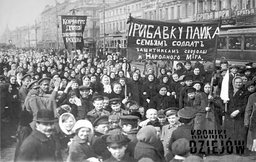 Rewolucja październikowa w Rosji, czyli przyczyny, skutki i przebieg - fot. domena publiczna Rewolucja paźdzerinikowa to ruch robotniczy - zdjęcie z demonstracji robotników z Zakładów Putiłowskich