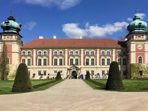 Ten zamek był siedzibą największego warchoła Rzeczpospolitej. Potem stał się salonem Europy