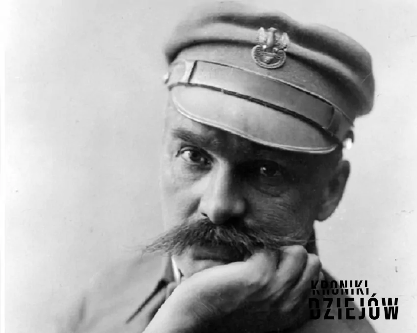 Józef Piłsudski, czyli biografia Marszałka, rządy, polityka zagraniczna i wewnętrzna, dorobek piśmienniczy i najważniejsze daty - fot. domena publiczna Zdjęcie portretowe Józefa Piłsudskiego zrobione w Warszawie w 1928 roku, a także informacje o Marszałku - biografia, rządy, polityka zagraniczna