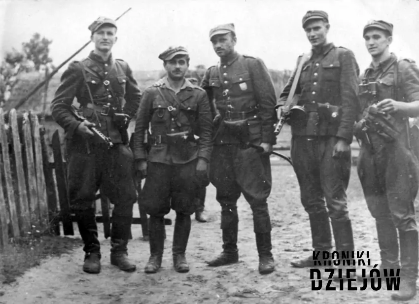 Żołnierze 5 Wileńskiej Brygady AK - w środku major Zygmunt Szendzielarz "Łupaszka" - fot. domena publiczna Historia Żołnieży Wyklętych, czyli bohaterów antykomunistycznego podziemia, daty, najważniejsze postacie
