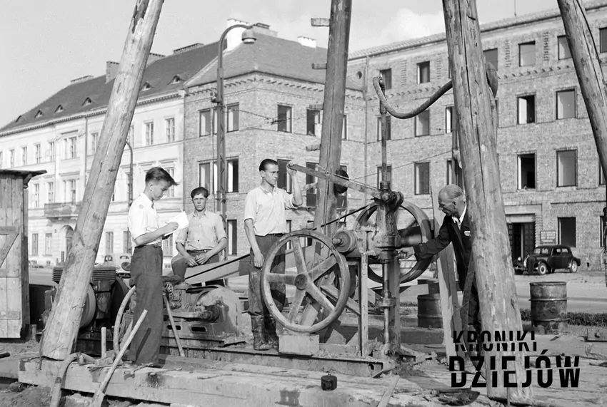 Próbne wiercenia pod budowę metra w al. gen. Karola Świerczewskiego (obecnie al. „Solidarności” w 1951 roku
