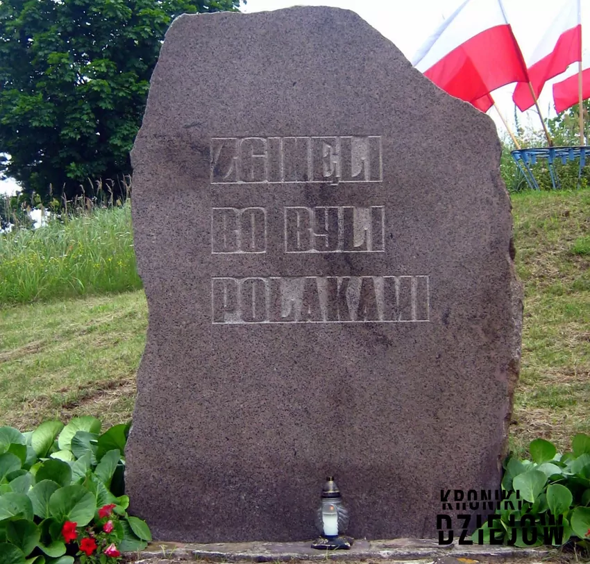 Tablica upamiętniająca ofiary obławy augustowskiej na wzgórzu w Gibach