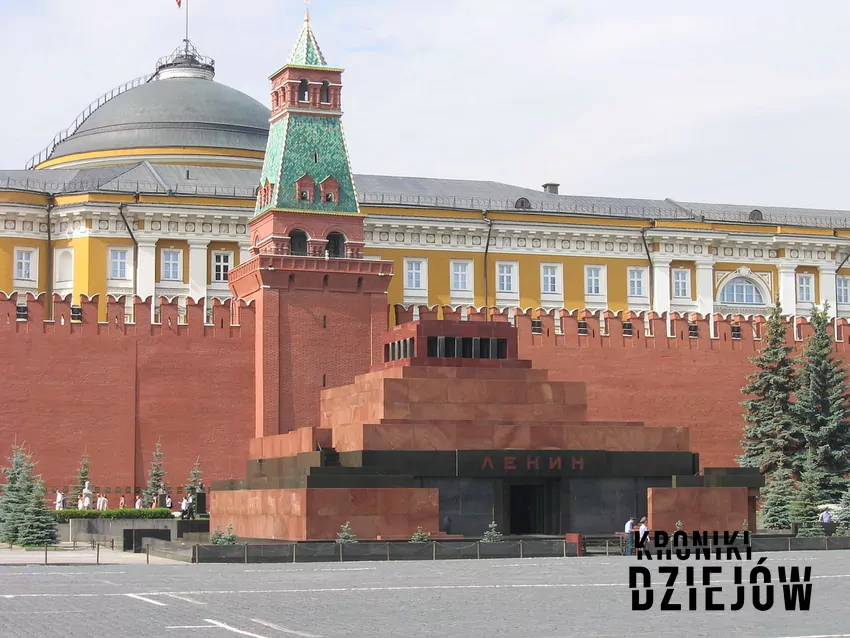 Ciało Lenina spoczęło w Mauzoleum Lenina (teraz Mauzoleum Lenina i Stalina) - budynek na tle Kremla