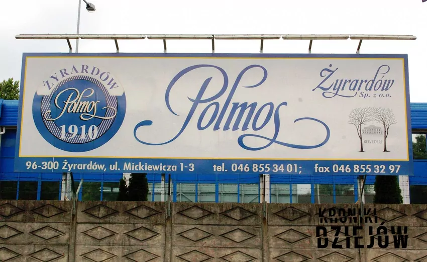 Szyld Polmosu Żyrardów, który działał w czasie PRL - fot. Wistola lic. CC BY 3.0 Wódki z czasów PRL, czyli co pito w Polsce i wódki i alkohole produkowane w Polsce do 1989 roku