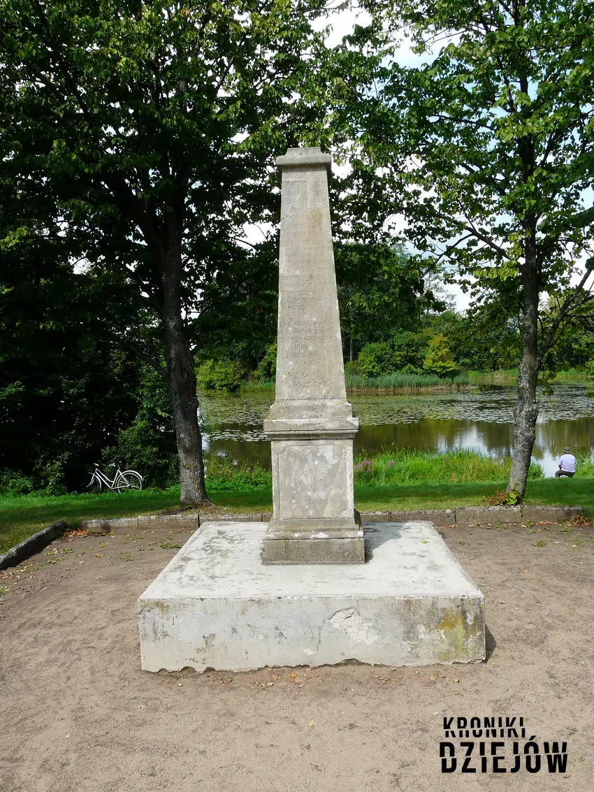 Obelisk w Białowieży upamiętniający królewskie polowanie z 1752 roku