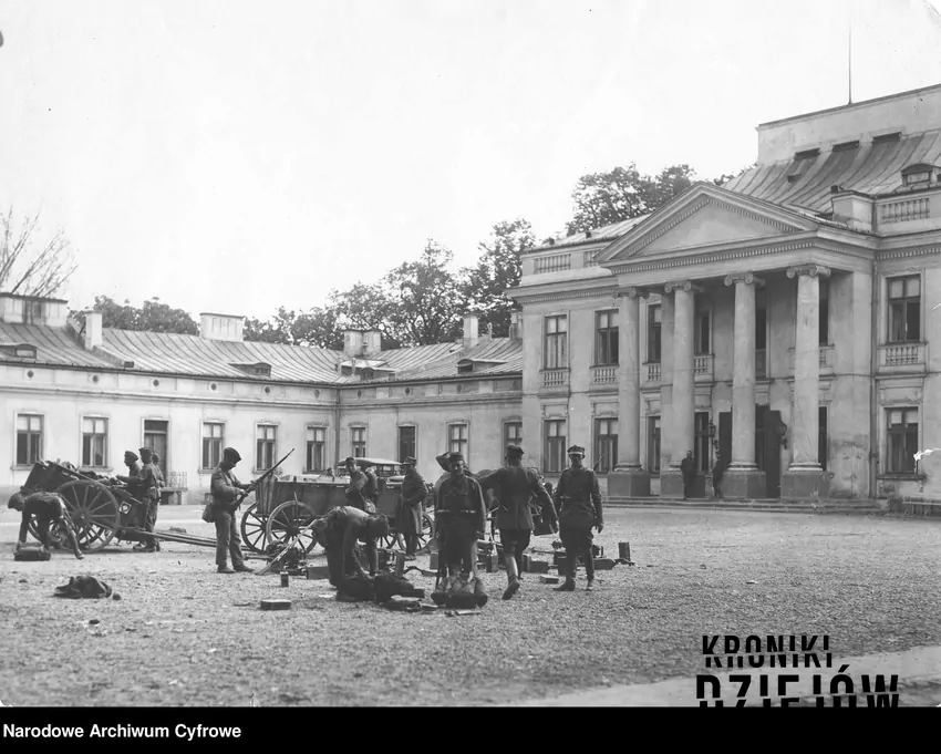 Jednostka wojskowa w czasie Przewrotu Majowego na placu pod pałacem, a także informacje o przewrocie majowym: daty, przyczyny, skutki i przebieg