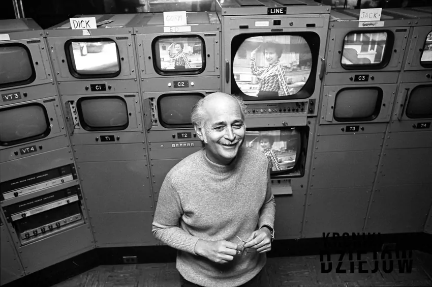 Norman Lear w latach 70. W tle kadry z serialu "Wszystko w rodzinie" Norman Lear