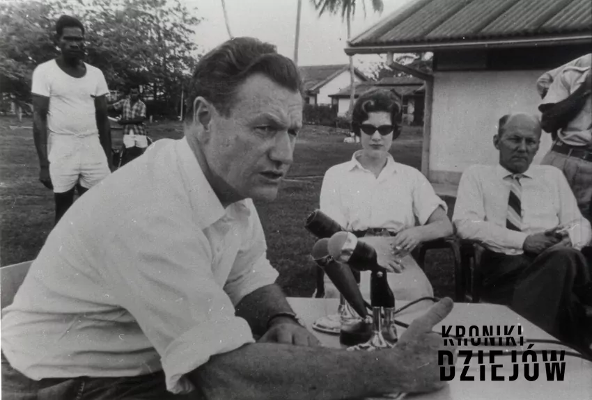 Nelson Rockefeller na konferencji prasowej w sprawie zaginięcia syna Nelson Rockefeller