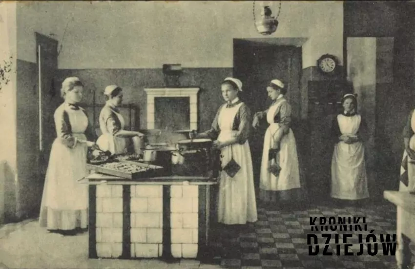 Szkoła Służących im. św. Kingi w Warszawie, fot. domena publiczna Służące w czasie zajęć praktycznych
