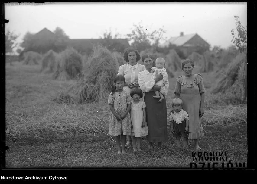 Służące z dziećmi, zdjęcie z lipca 1939 roku, fot. Narodowe Archiwum Cyfrowe Służące z dziećmi