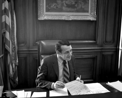 Harvey Milk przy biurku burmistrza Harvey Milk