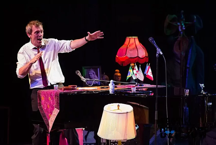Hugh Laurie podczas występu Hugh Laurie