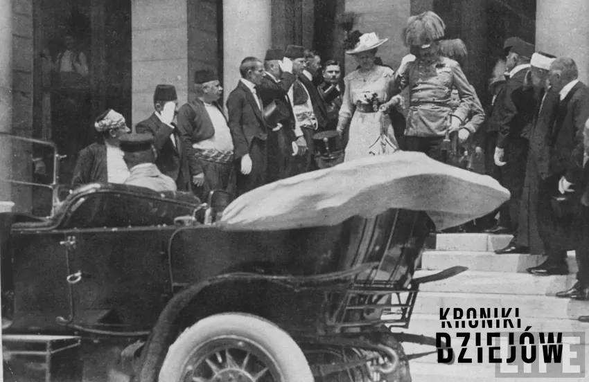 Godzina 10.40. Para opuszcza ratusz 10 minut przed zamachem, fot. domena publiczna/wikipedia Para arcyksiążęca wsiadająca do samochodu