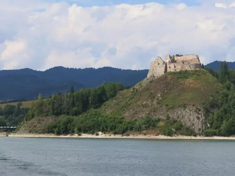To jedna z największych atrakcji Pienin. Położenie zamczyska zapiera dech w piersiach