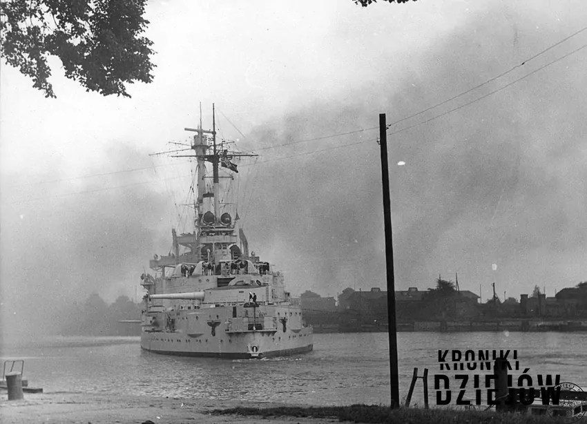 Ostrzał Westerplatte z pancernika Schleswig-Holstein- fot. domena publiczna Obrona Westerplatte, czyli ile broniło się Westerplatte, daty, wydarzenia krok po kroku