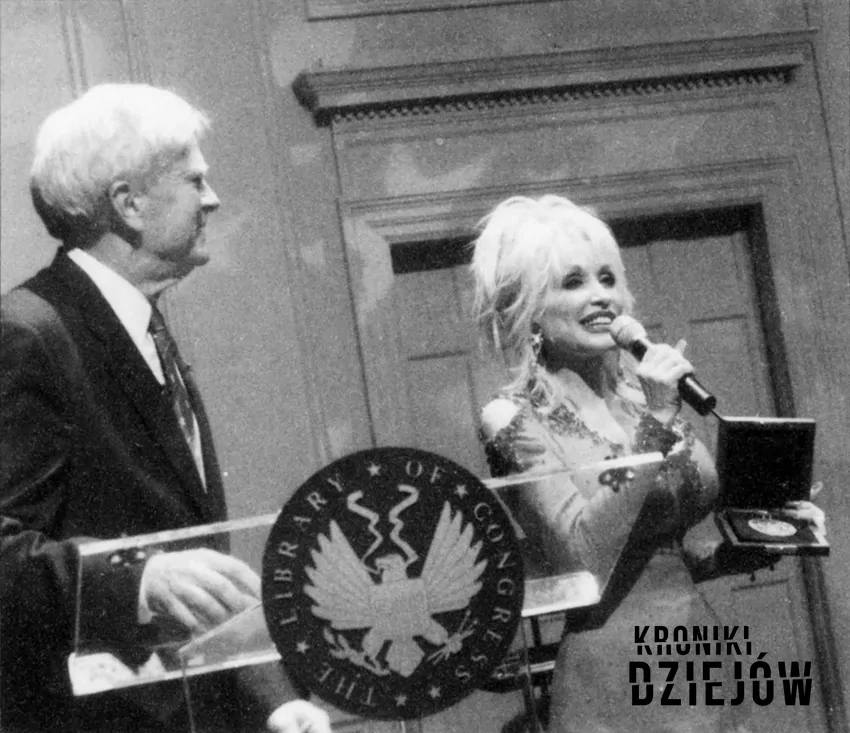 Dolly Parton w 2004 roku odbierająca Living Legend Award przyznawaną przez amerykańską Bibliotekę Kongresu Dolly Parton z nagrodą Living Legend Award