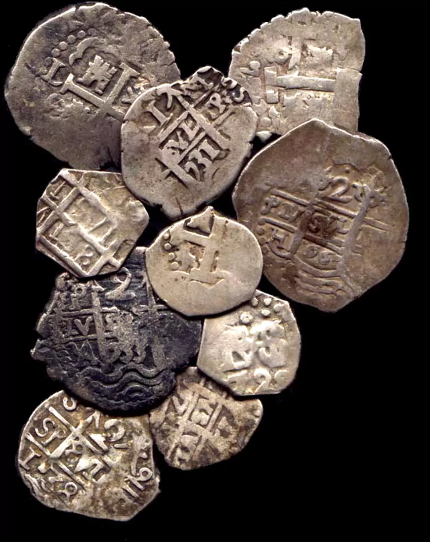 Macuquinas – ręcznie wybijane srebrne monety z XVI–XVIII wieku Macuquinas – ręcznie wybijane srebrne monety z XVI–XVIII wieku