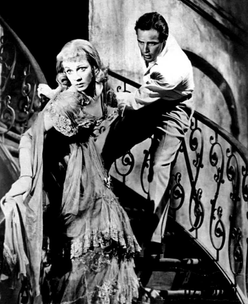Vivien Leigh i Marlon Brando w "Tramwaju zwanym pożądaniem" (1951) Kadr z filmu "Tramwaj zwany pożądaniem"