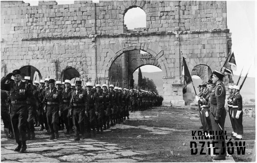 13. półbrygada Legii Cudzoziemskiej w czasie defilady. Algieria (ok. 1958 r.) 13. półbrygada Legii Cudzoziemskiej w czasie defilady. Algieria (ok. 1958 r.)