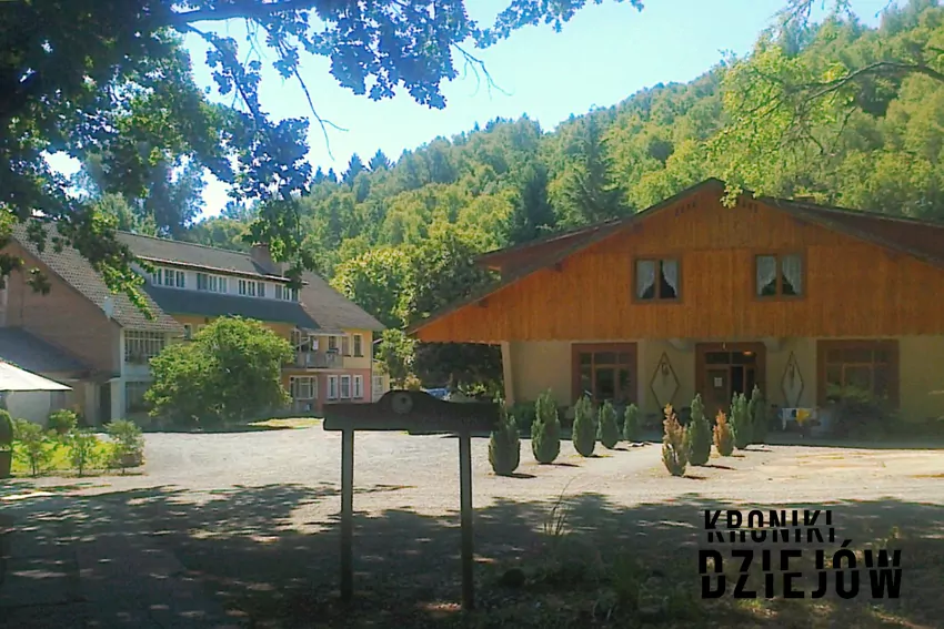 Domy w miejscu, gdzie obecnie znajduje się hotel Villa Baviera Villa Baviera