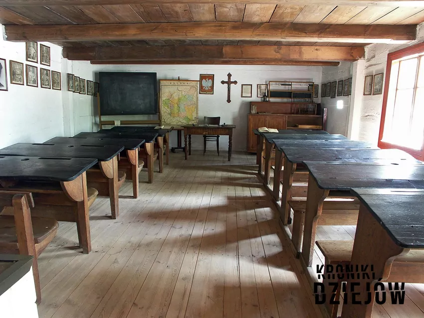 Sala lekcyjna w skansenie wsi łowickiej w Maurzycach Sala lekcyjna w skansenie wsi łowickiej w Maurzycach