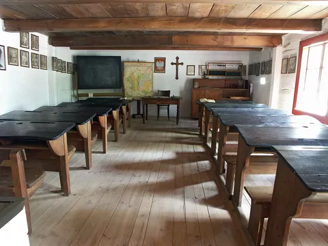 Rózga, ośla ławka i klęczenie na grochu. Polska szkoła była pełna przemocy