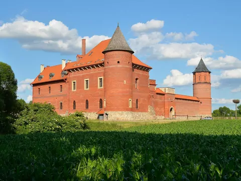 Niezwykłe miasteczko jest natchnieniem dla artystów. Mieści się tu okazały zamek