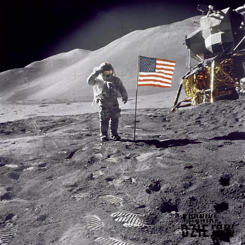 David Scott salutuje amerykańskiej fladze podczas misji Apollo 15
