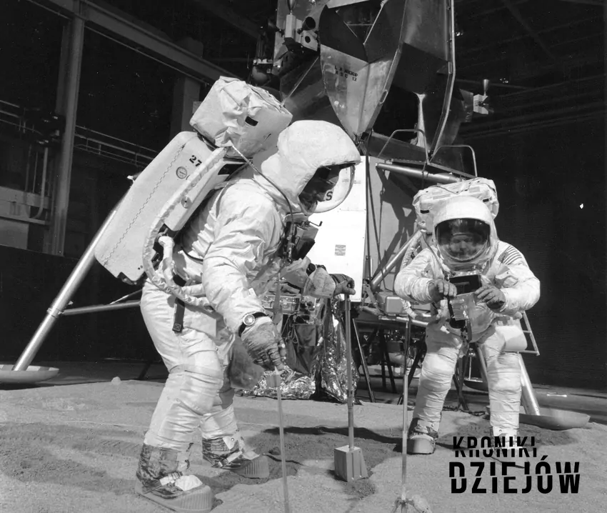 Astronauci Buzz Aldrin i Neil Armstrong w należącej do NASA makiecie treningowej Księżyca oraz modułu księżycowego Apollo