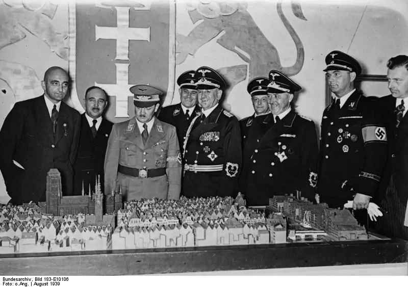 Erich Koch ogląda makietę Gdańska