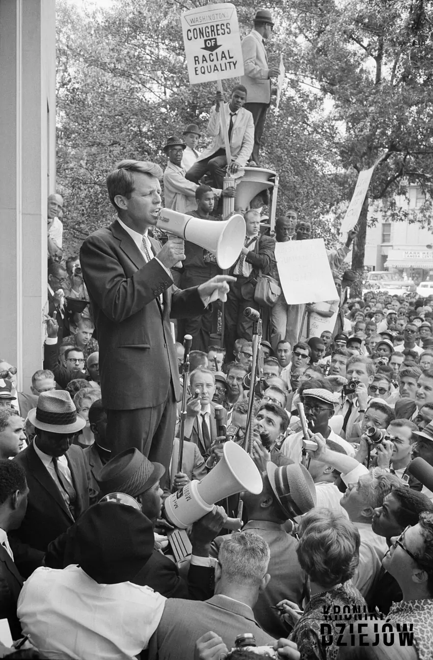 Bob Kennedy przed gmachem Departamentu Sprawiedliwości mówi o prawach obywatelskich Robert Kennedy