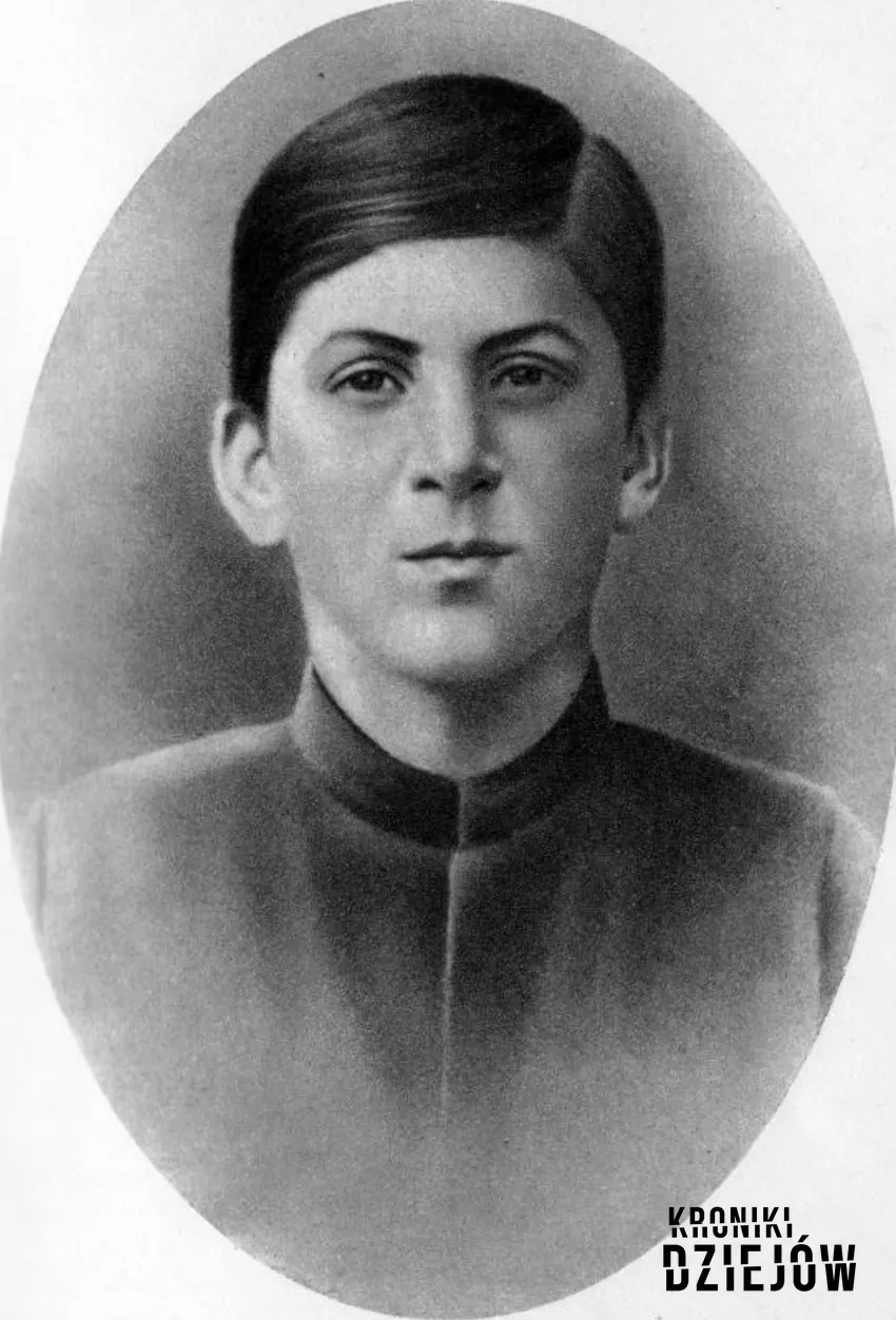 Iosif Wissarionowicz Dżugaszwili (Stalin) na fotografii z 1894 roku, fot. domena publiczna/Wikipedia Młody Stalin fotografia