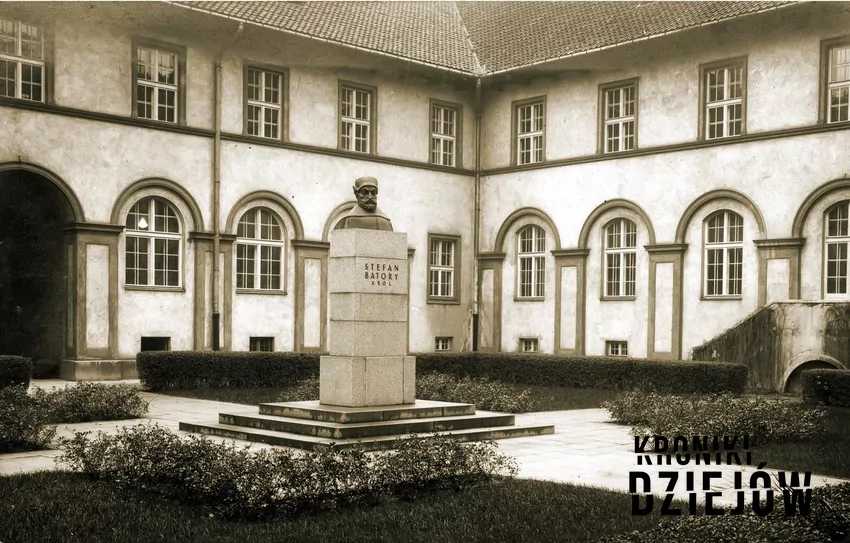 Dziedziniec Państwowego Gimnazjum im. Stefana Batorego w Warszawie w latach 30.