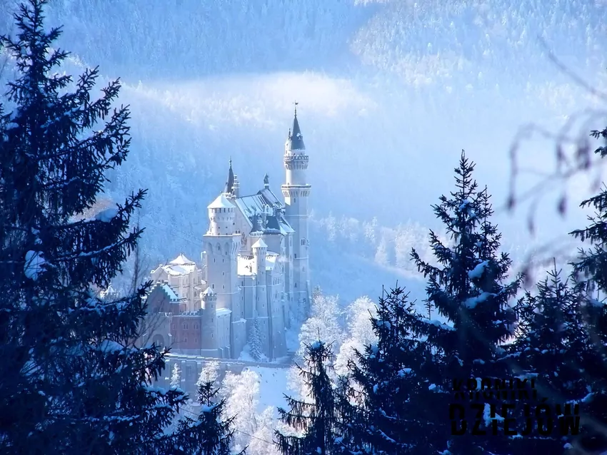 Zamek Neuschwanstein w zimowej scenerii, fot. domena publiczna/Wikipedia Zamek Neuschwanstein w zimowej scenerii