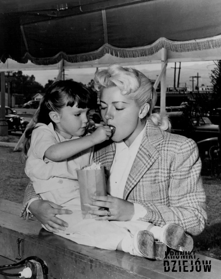 Lana Turner z córką Cheryl przed wpuszczeniem do życia Lexa Barkera, fot. domena publiczna Lana Turner z córką Cheryl Crane