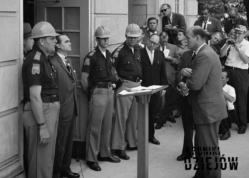 George Wallace dokłada starań, by James Hood i Vivian Malone nie weszli na teren University of Alabama George Wallace
