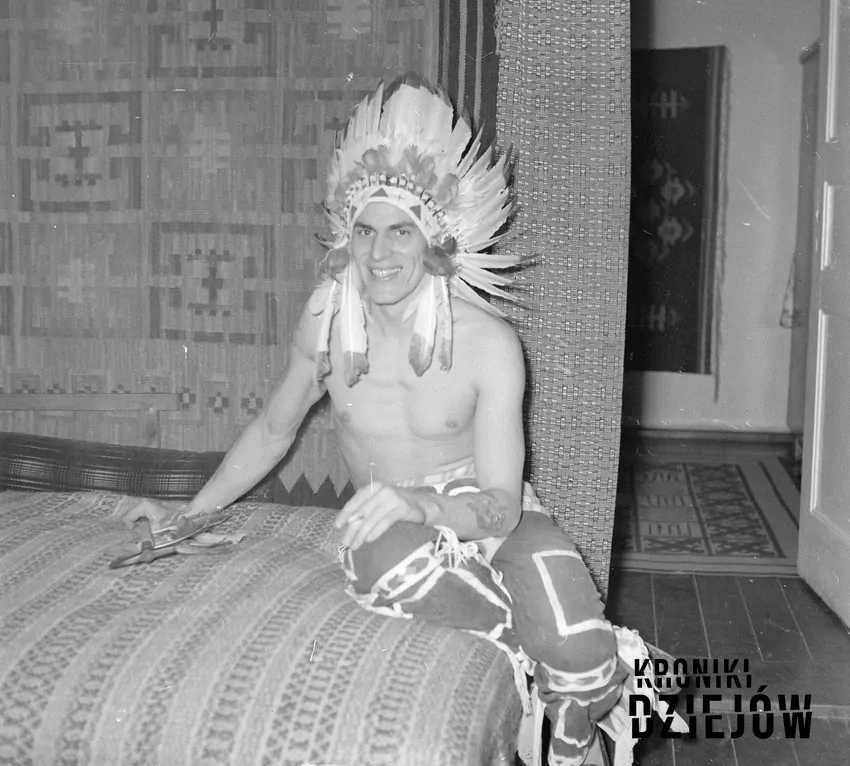 Sat-Okh (Stanisław Supłatowicz) - pisarz, gawędziarz i artysta w stroju indiańskim (1958)