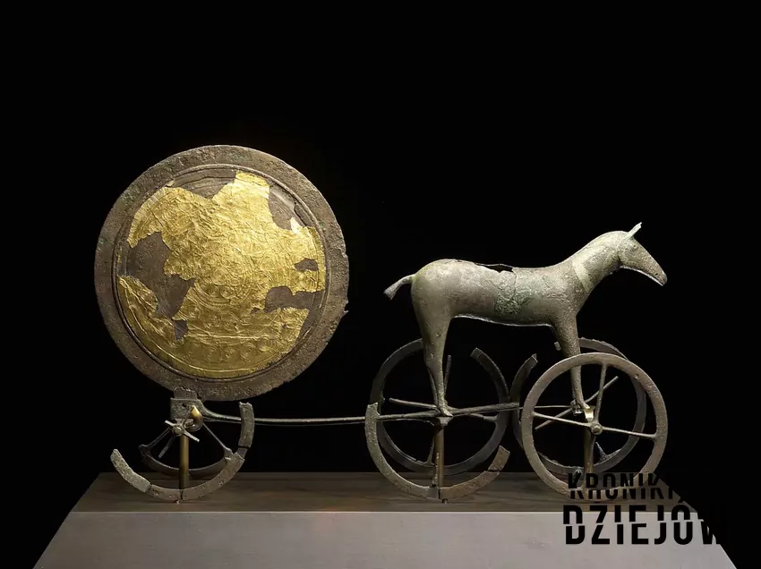 Rydwan słońca – figurka z nordyckiej epoki brązu (ok. 1600 r. p.n.e.) - fot.: Nationalmuseet licencja: CC BY-SA 3.0 Ciekawostki o megalitach na terenie Polski, a także powiązania i kult ruchów ciał niebieskich