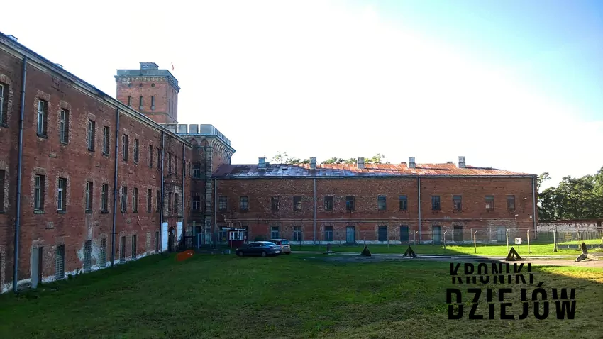 Widok na koszary Twierdzy Modlin, fot. domena publiczna, lic. CC BY-SA 4.0 Widok na koszary Twierdzy Modlin, a także historia twierdzy oraz bitwy historyczne, w których brała udział