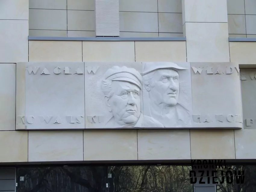 Wizerunek Wacława Kowalskiego i Władysława Hańczy zdobiący warszawskie kino Praha