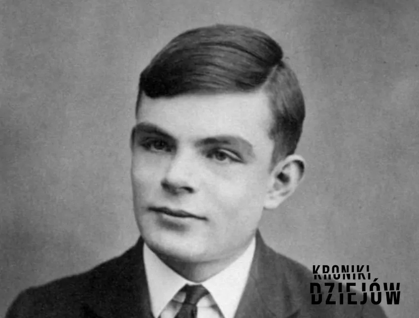 Zdjęcie paszportowe Alana Turinga w wieku 16 lat - fot. domena publiczna Alan Turing, najwybitniejszy matematyk wszechczasów, a także życiorys, wkład w matematykę i informatykę, życie prywatne, osiagniecia