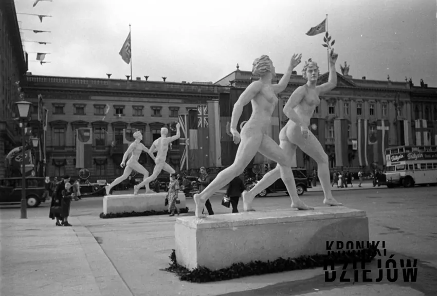Posągi przedstawiające idealne kobiece i męskie ciała, ustawione na ulicach Berlina z okazji igrzysk olimpijskich w 1936 roku, fot. domena publiczna/Wikipedia Posągi przedstawiające idealne kobiece i męskie ciała, ustawione na ulicach Berlina z okazji igrzysk olimpijskich w 1936 roku