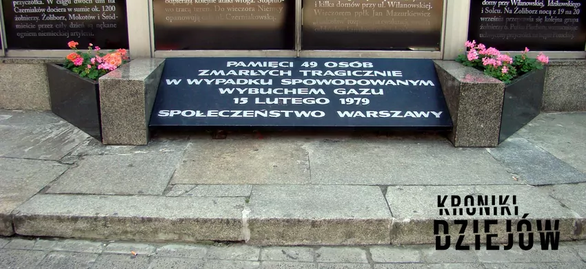 Tablica upamiętniająca ofiary wybuchu w Rotundzie PKO, fot. domena publiczna/Wikipedia Tablica upamiętniająca ofiary wybuchu w Rotundzie PKO