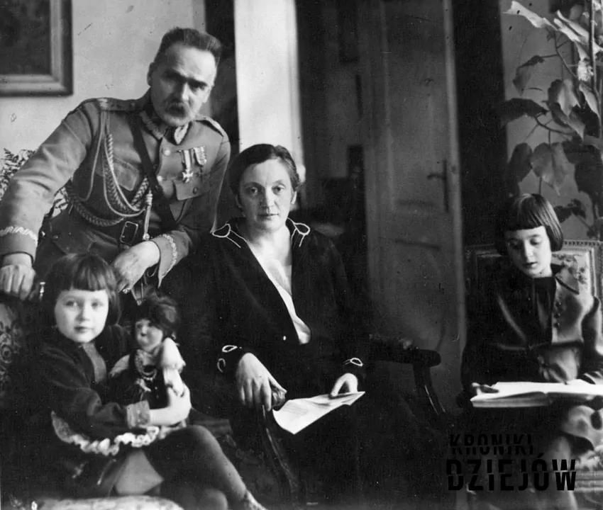 Józef Piłsudski z żoną Aleksandrą oraz córkami Wandą i Jadwigą w 1928 roku