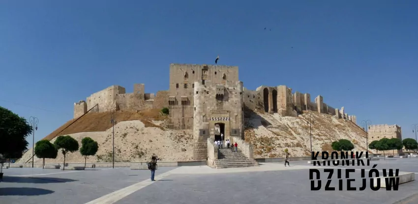 Cytadela Kalat Halab w Aleppo. Jej początki jako fortyfikacji sięgają IV w. p.n.e. - fot. Memorino lic. CC BY-SA 3.0 8 najstarszych miast na świecie, czyli najstarsze historyczne miasta na świecie