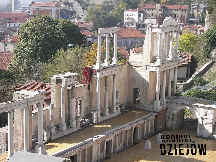 Ruiny rzymskiego teatru w Płowdiwie. Samo miasto rozwija się w tym miejscu od 4 000r. p.n.e. - fot. www.vacacionesbulgaria.com lic. CC BY-SA 4.0 8 najstarszych miast świata, czyli nazwy najstarszych miast, które jako pierwsze pojawiły się na świecie