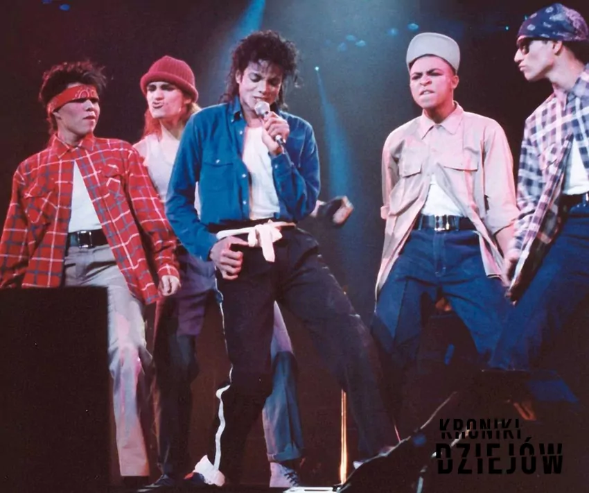 Michael Jackson podczas występu w raz z zespołem w 1985 roku - fot. licencja CC BY-SA 3.0 Michael Jackson występuje na scenie, a także biografia, dyskografia, życiorys i życie prywatne
